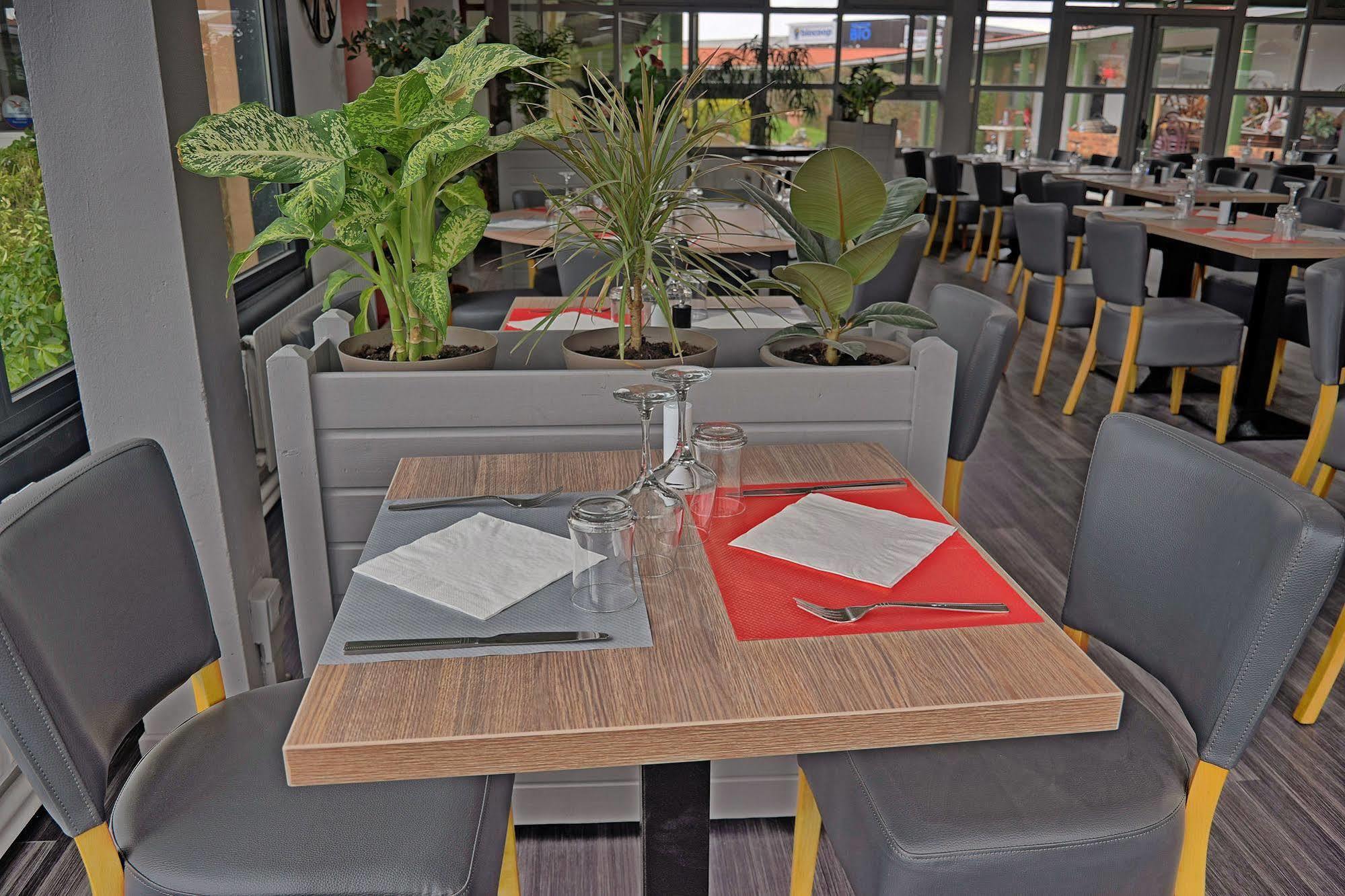 Hotel Restaurant Les Jardins D'epone 2*